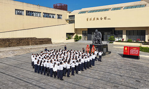 “賡續(xù)紅色血脈 踐行實干擔(dān)當(dāng)” <br>重溫入黨誓詞